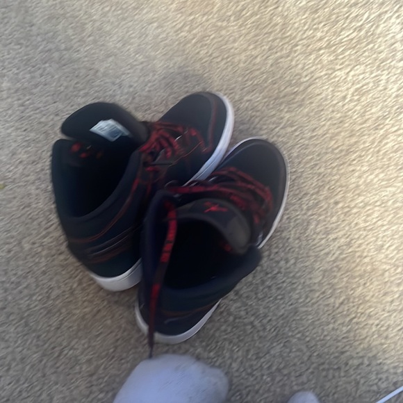 Jordan 1 red and black but wit no box - Picture 16 of 17